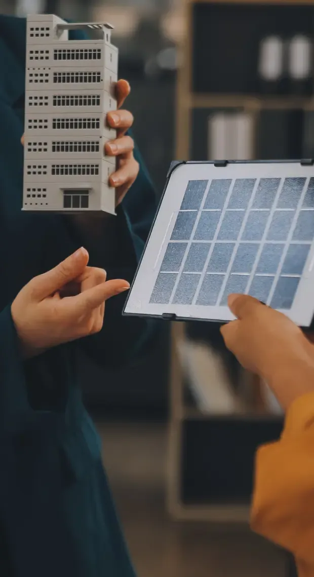 Two advisers from Solcellespesialisten going through a solar project on a tablet.